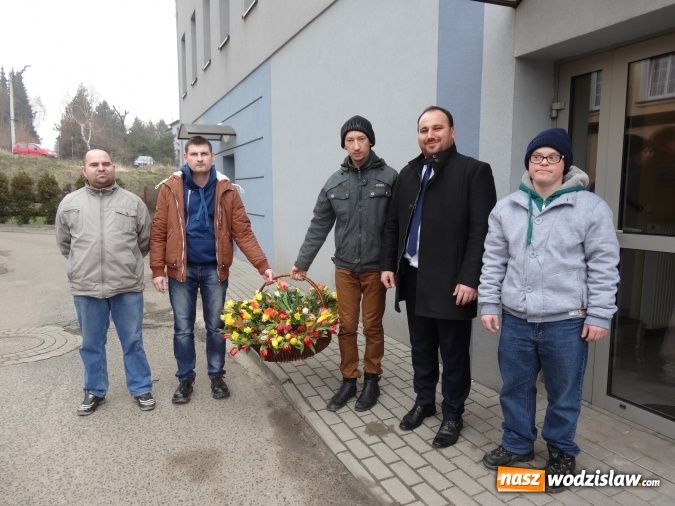 Zdjęcie w galerii na portalu naszwodzislaw.com: Na Dzień Kobiet rozdawali kwiaty  wiadomości z regionu