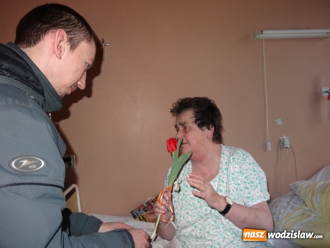Zdjęcie w galerii na portalu naszwodzislaw.com: Na Dzień Kobiet rozdawali kwiaty  wiadomości z regionu