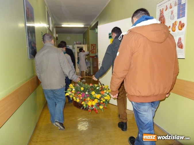 Zdjęcie w galerii na portalu naszwodzislaw.com: Na Dzień Kobiet rozdawali kwiaty  wiadomości z regionu