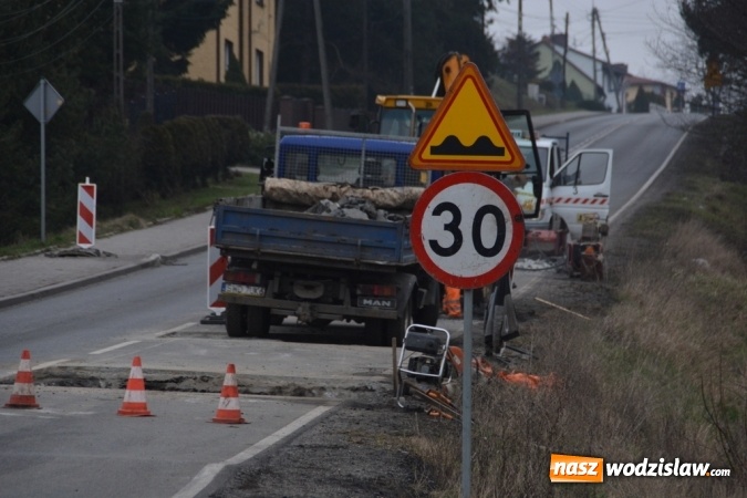 Zdjęcie w galerii na portalu naszwodzislaw.com: Utrudnienia na DW 932 w Marklowicach. Usuwane są szkody górnicze  wiadomości z regionu