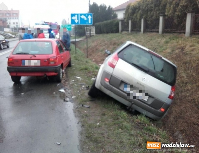 Zdjęcie w galerii na portalu naszwodzislaw.com: Groźne zderzenie osob&oacute;wek na Pszowskiej. Jeden z samochod&oacute;w znalazł się w przydrożnym rowie wiadomości z regionu
