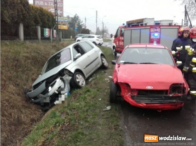 Zdjęcie w galerii na portalu naszwodzislaw.com: Groźne zderzenie osob&oacute;wek na Pszowskiej. Jeden z samochod&oacute;w znalazł się w przydrożnym rowie wiadomości z regionu