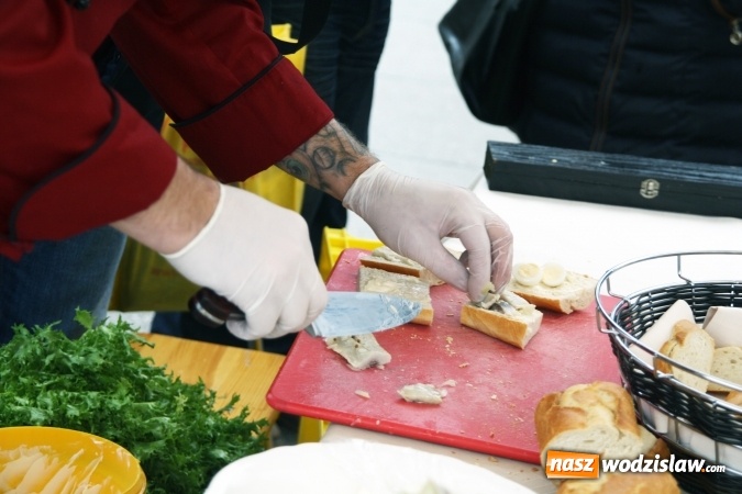 Zdjęcie w galerii na portalu naszwodzislaw.com: Święto śledzia na wodzisławskim rynku wiadomości z regionu