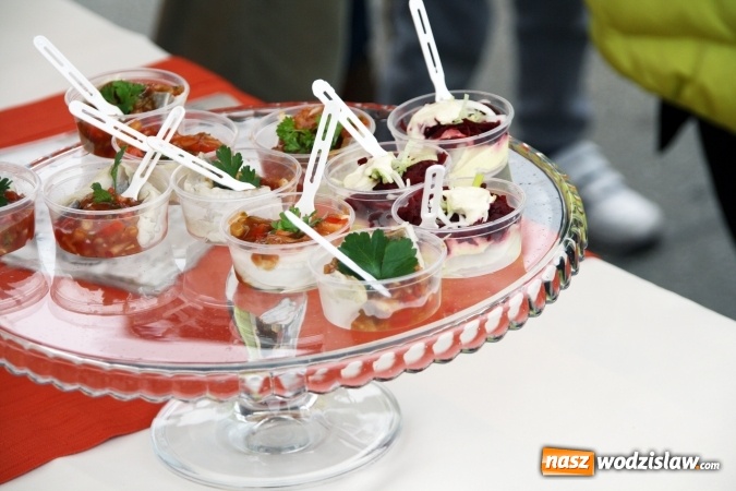 Zdjęcie w galerii na portalu naszwodzislaw.com: Święto śledzia na wodzisławskim rynku wiadomości z regionu