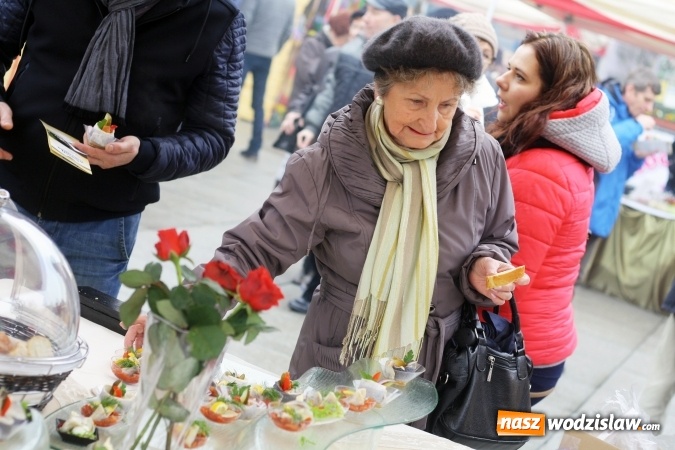 Zdjęcie w galerii na portalu naszwodzislaw.com: Święto śledzia na wodzisławskim rynku wiadomości z regionu