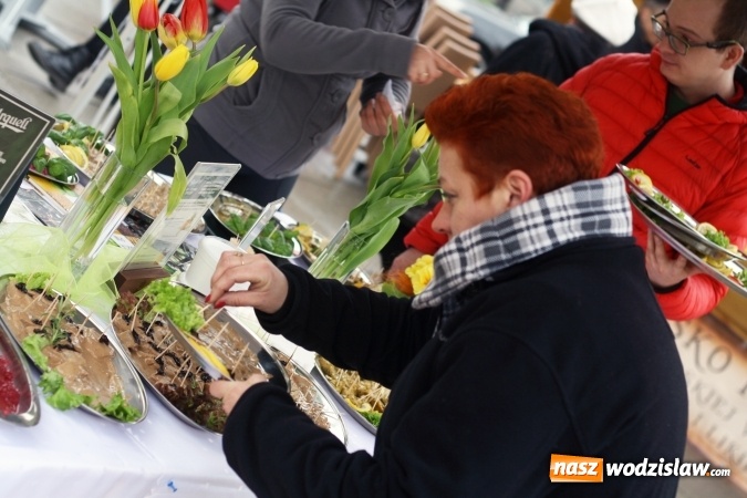 Zdjęcie w galerii na portalu naszwodzislaw.com: Święto śledzia na wodzisławskim rynku wiadomości z regionu