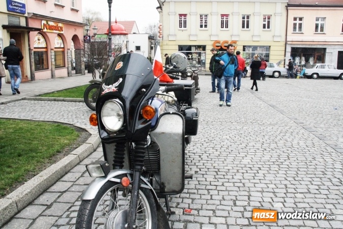 Zdjęcie w galerii na portalu naszwodzislaw.com: Rodzinne grillowanie w klimacie PRL na wodzisławskim rynku  wiadomości z regionu