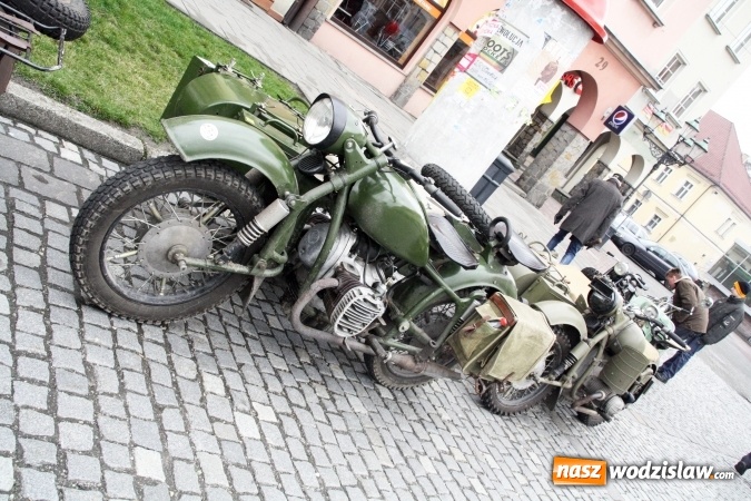 Zdjęcie w galerii na portalu naszwodzislaw.com: Rodzinne grillowanie w klimacie PRL na wodzisławskim rynku  wiadomości z regionu