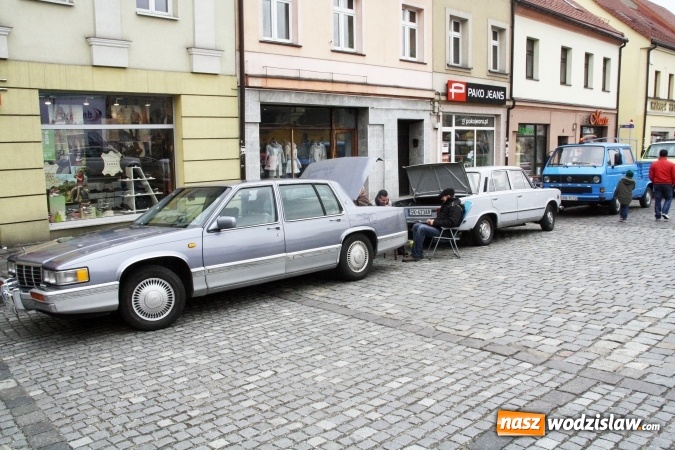 Zdjęcie w galerii na portalu naszwodzislaw.com: Rodzinne grillowanie w klimacie PRL na wodzisławskim rynku  wiadomości z regionu