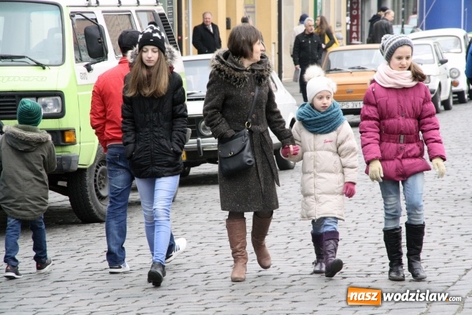 Zdjęcie w galerii na portalu naszwodzislaw.com: Rodzinne grillowanie w klimacie PRL na wodzisławskim rynku  wiadomości z regionu