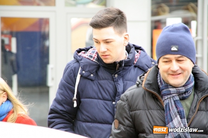 Zdjęcie w galerii na portalu naszwodzislaw.com: Rodzinne grillowanie w klimacie PRL na wodzisławskim rynku  wiadomości z regionu