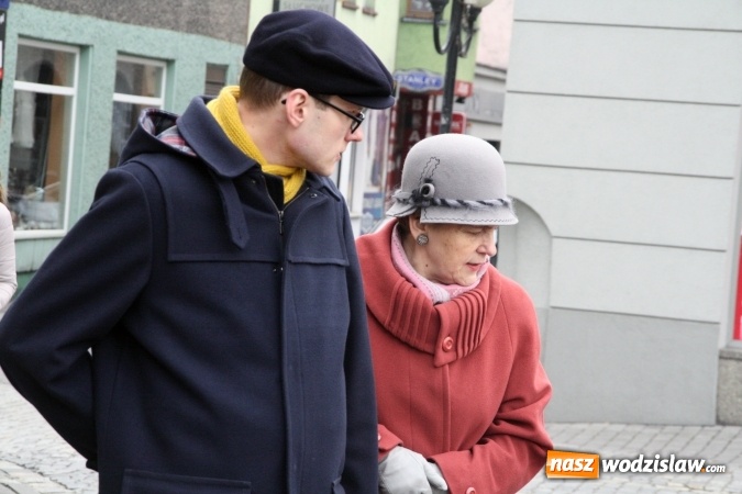 Zdjęcie w galerii na portalu naszwodzislaw.com: Rodzinne grillowanie w klimacie PRL na wodzisławskim rynku  wiadomości z regionu