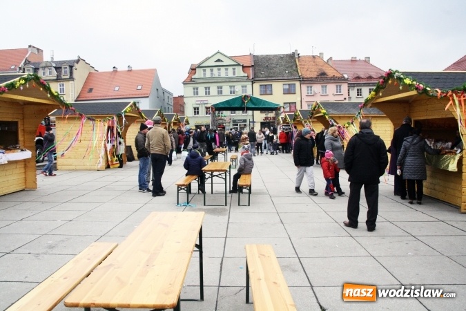 Zdjęcie w galerii na portalu naszwodzislaw.com: Rodzinne grillowanie w klimacie PRL na wodzisławskim rynku  wiadomości z regionu