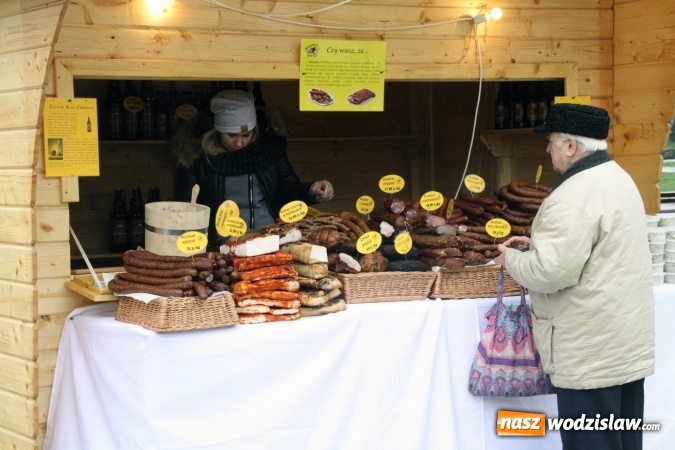Zdjęcie w galerii na portalu naszwodzislaw.com: Rodzinne grillowanie w klimacie PRL na wodzisławskim rynku  wiadomości z regionu