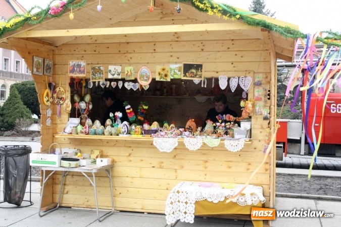 Zdjęcie w galerii na portalu naszwodzislaw.com: Rodzinne grillowanie w klimacie PRL na wodzisławskim rynku  wiadomości z regionu