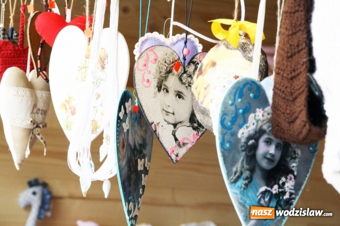 Zdjęcie w galerii na portalu naszwodzislaw.com: Rodzinne grillowanie w klimacie PRL na wodzisławskim rynku  wiadomości z regionu