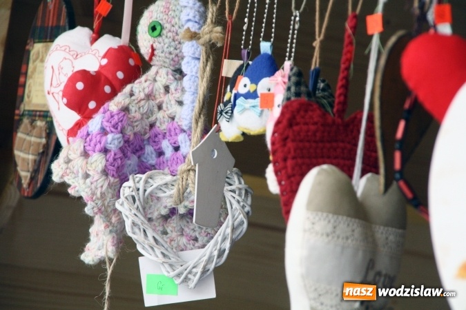 Zdjęcie w galerii na portalu naszwodzislaw.com: Rodzinne grillowanie w klimacie PRL na wodzisławskim rynku  wiadomości z regionu