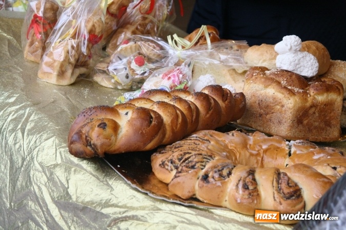 Zdjęcie w galerii na portalu naszwodzislaw.com: Rodzinne grillowanie w klimacie PRL na wodzisławskim rynku  wiadomości z regionu