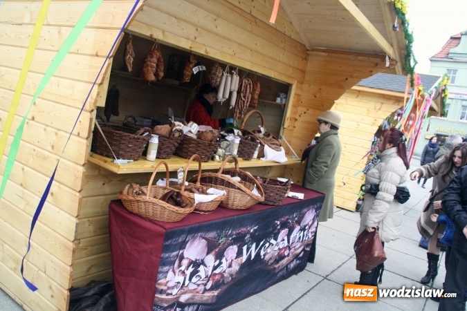 Zdjęcie w galerii na portalu naszwodzislaw.com: Rodzinne grillowanie w klimacie PRL na wodzisławskim rynku  wiadomości z regionu