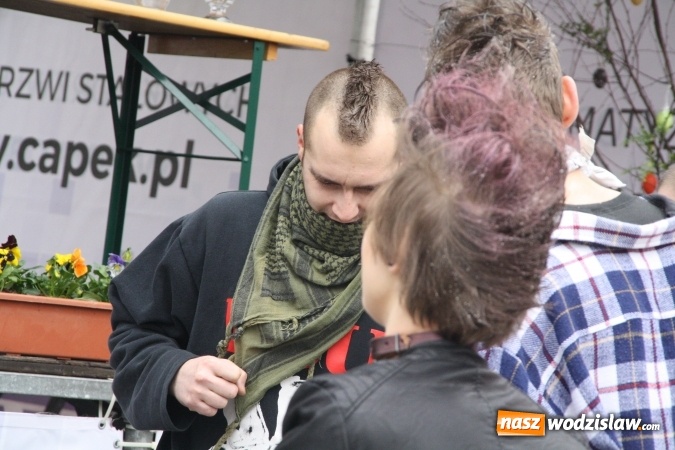 Zdjęcie w galerii na portalu naszwodzislaw.com: Rodzinne grillowanie w klimacie PRL na wodzisławskim rynku  wiadomości z regionu