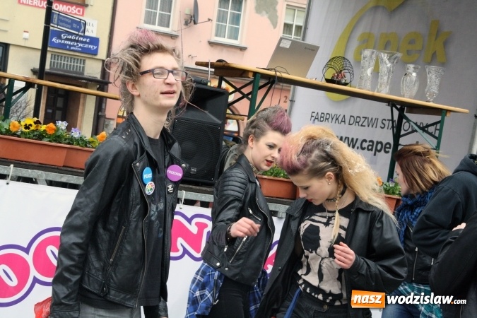 Zdjęcie w galerii na portalu naszwodzislaw.com: Rodzinne grillowanie w klimacie PRL na wodzisławskim rynku  wiadomości z regionu