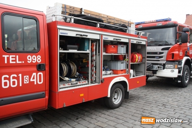 Zdjęcie w galerii na portalu naszwodzislaw.com: Rodzinne grillowanie w klimacie PRL na wodzisławskim rynku  wiadomości z regionu