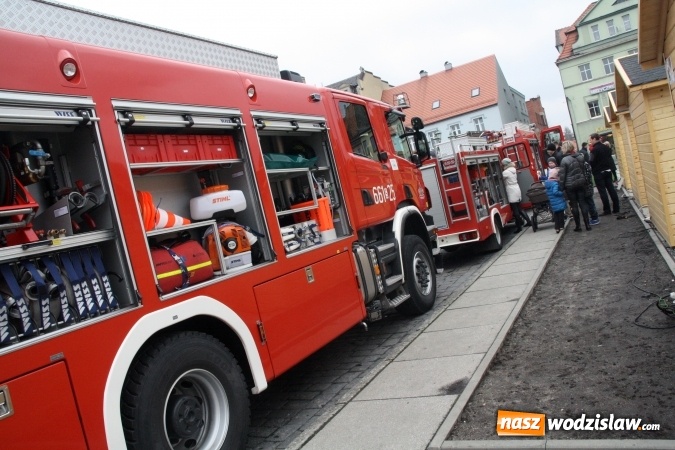 Zdjęcie w galerii na portalu naszwodzislaw.com: Rodzinne grillowanie w klimacie PRL na wodzisławskim rynku  wiadomości z regionu