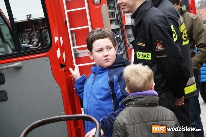 Zdjęcie w galerii na portalu naszwodzislaw.com: Rodzinne grillowanie w klimacie PRL na wodzisławskim rynku  wiadomości z regionu