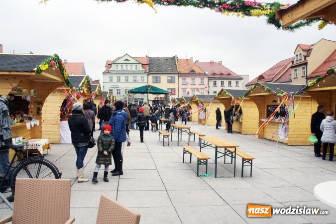 Zdjęcie w galerii na portalu naszwodzislaw.com: Rodzinne grillowanie w klimacie PRL na wodzisławskim rynku  wiadomości z regionu