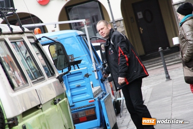 Zdjęcie w galerii na portalu naszwodzislaw.com: Rodzinne grillowanie w klimacie PRL na wodzisławskim rynku  wiadomości z regionu