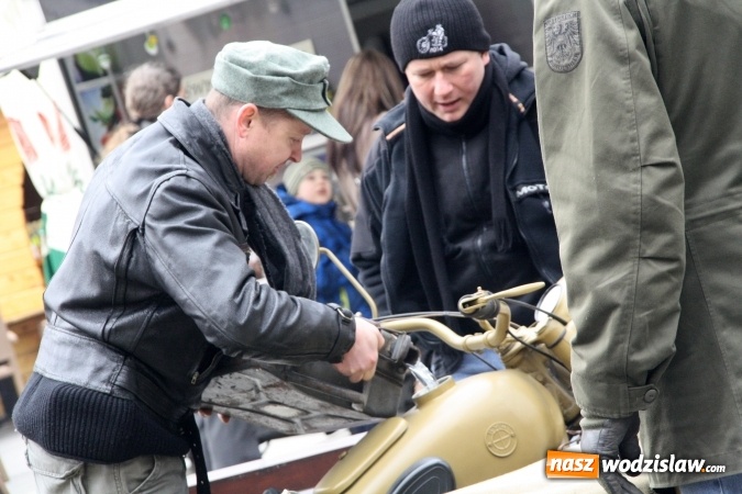 Zdjęcie w galerii na portalu naszwodzislaw.com: Rodzinne grillowanie w klimacie PRL na wodzisławskim rynku  wiadomości z regionu