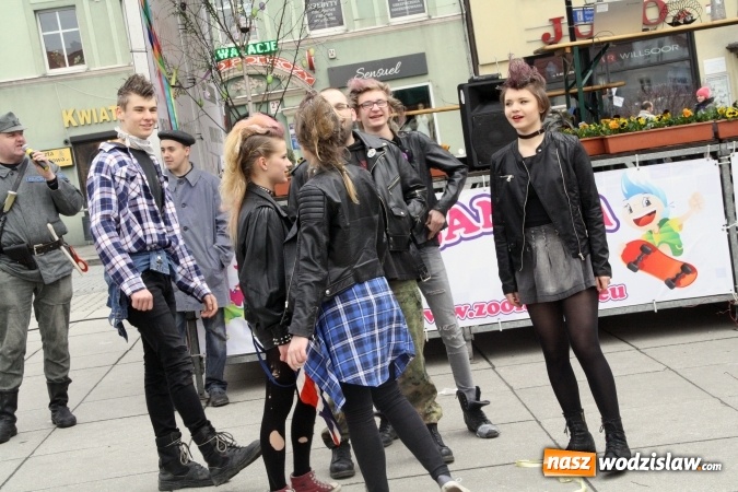 Zdjęcie w galerii na portalu naszwodzislaw.com: Rodzinne grillowanie w klimacie PRL na wodzisławskim rynku  wiadomości z regionu