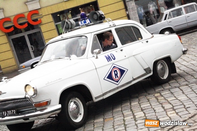 Zdjęcie w galerii na portalu naszwodzislaw.com: Rodzinne grillowanie w klimacie PRL na wodzisławskim rynku  wiadomości z regionu