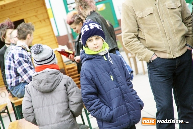 Zdjęcie w galerii na portalu naszwodzislaw.com: Rodzinne grillowanie w klimacie PRL na wodzisławskim rynku  wiadomości z regionu