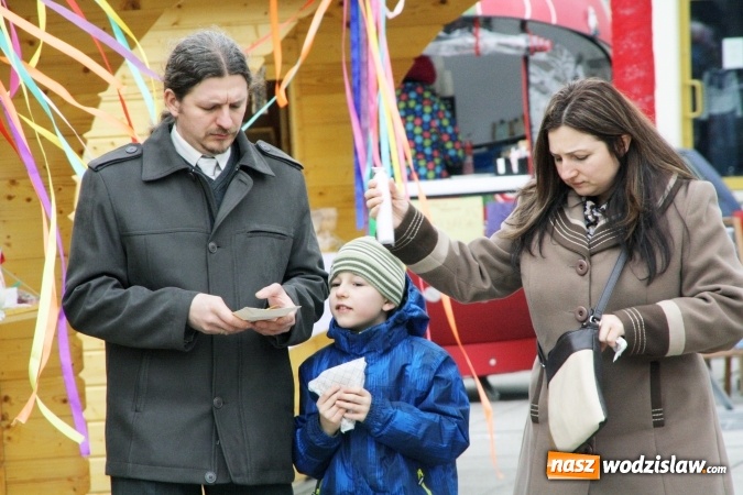 Zdjęcie w galerii na portalu naszwodzislaw.com: Rodzinne grillowanie w klimacie PRL na wodzisławskim rynku  wiadomości z regionu