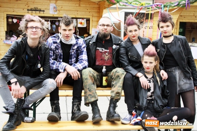 Zdjęcie w galerii na portalu naszwodzislaw.com: Rodzinne grillowanie w klimacie PRL na wodzisławskim rynku  wiadomości z regionu