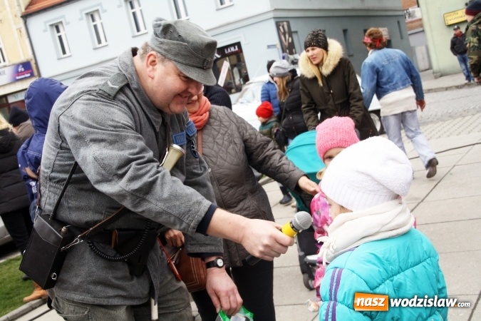 Zdjęcie w galerii na portalu naszwodzislaw.com: Rodzinne grillowanie w klimacie PRL na wodzisławskim rynku  wiadomości z regionu