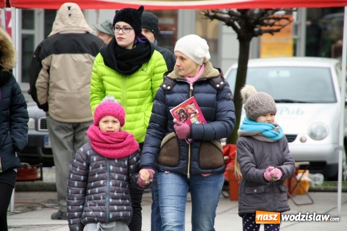 Zdjęcie w galerii na portalu naszwodzislaw.com: Rodzinne grillowanie w klimacie PRL na wodzisławskim rynku  wiadomości z regionu