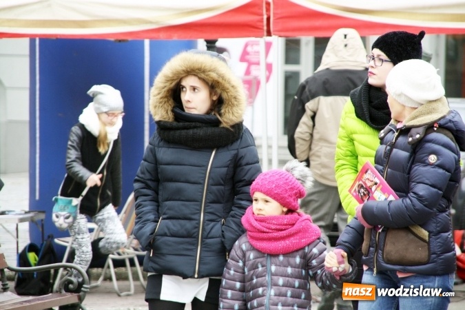 Zdjęcie w galerii na portalu naszwodzislaw.com: Rodzinne grillowanie w klimacie PRL na wodzisławskim rynku  wiadomości z regionu