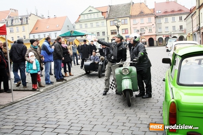 Zdjęcie w galerii na portalu naszwodzislaw.com: Rodzinne grillowanie w klimacie PRL na wodzisławskim rynku  wiadomości z regionu