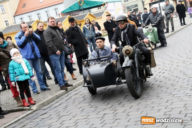 Zdjęcie w galerii na portalu naszwodzislaw.com: Rodzinne grillowanie w klimacie PRL na wodzisławskim rynku  wiadomości z regionu