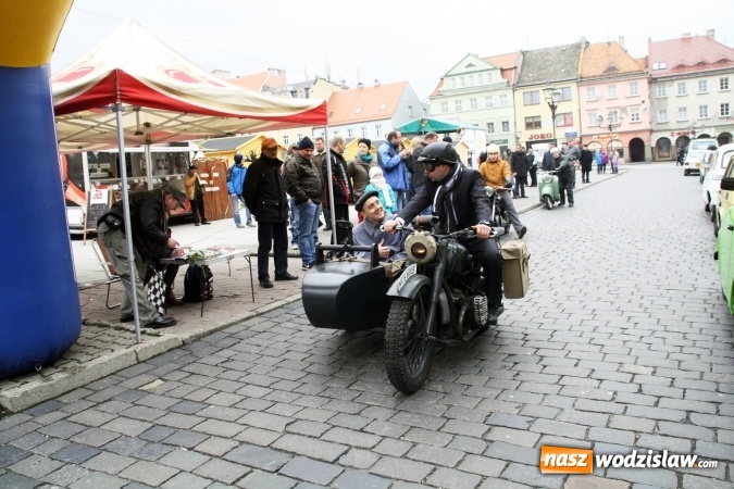 Zdjęcie w galerii na portalu naszwodzislaw.com: Rodzinne grillowanie w klimacie PRL na wodzisławskim rynku  wiadomości z regionu