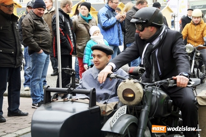 Zdjęcie w galerii na portalu naszwodzislaw.com: Rodzinne grillowanie w klimacie PRL na wodzisławskim rynku  wiadomości z regionu