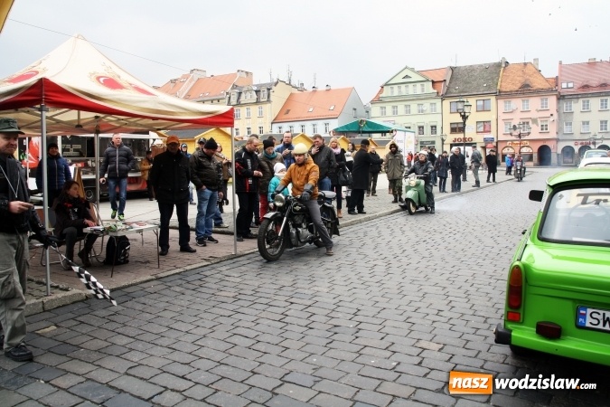 Zdjęcie w galerii na portalu naszwodzislaw.com: Rodzinne grillowanie w klimacie PRL na wodzisławskim rynku  wiadomości z regionu