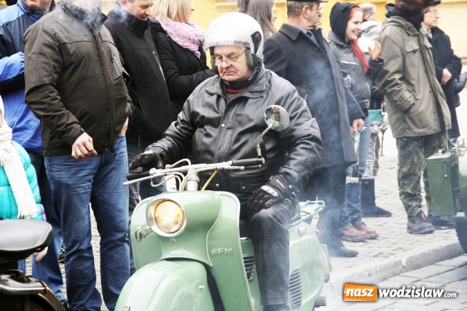 Zdjęcie w galerii na portalu naszwodzislaw.com: Rodzinne grillowanie w klimacie PRL na wodzisławskim rynku  wiadomości z regionu