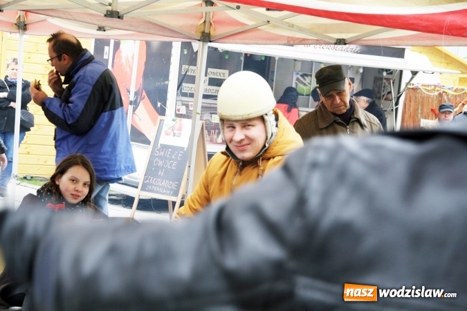 Zdjęcie w galerii na portalu naszwodzislaw.com: Rodzinne grillowanie w klimacie PRL na wodzisławskim rynku  wiadomości z regionu