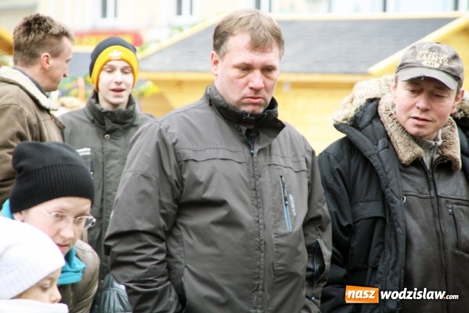 Zdjęcie w galerii na portalu naszwodzislaw.com: Rodzinne grillowanie w klimacie PRL na wodzisławskim rynku  wiadomości z regionu