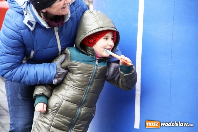 Zdjęcie w galerii na portalu naszwodzislaw.com: Rodzinne grillowanie w klimacie PRL na wodzisławskim rynku  wiadomości z regionu