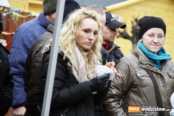 Zdjęcie w galerii na portalu naszwodzislaw.com: Rodzinne grillowanie w klimacie PRL na wodzisławskim rynku  wiadomości z regionu