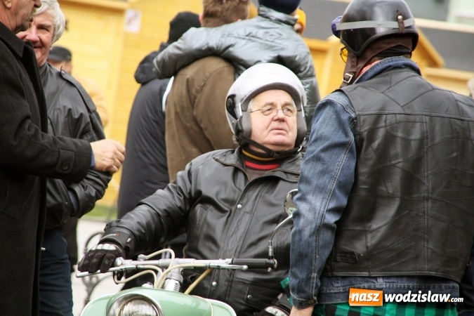 Zdjęcie w galerii na portalu naszwodzislaw.com: Rodzinne grillowanie w klimacie PRL na wodzisławskim rynku  wiadomości z regionu